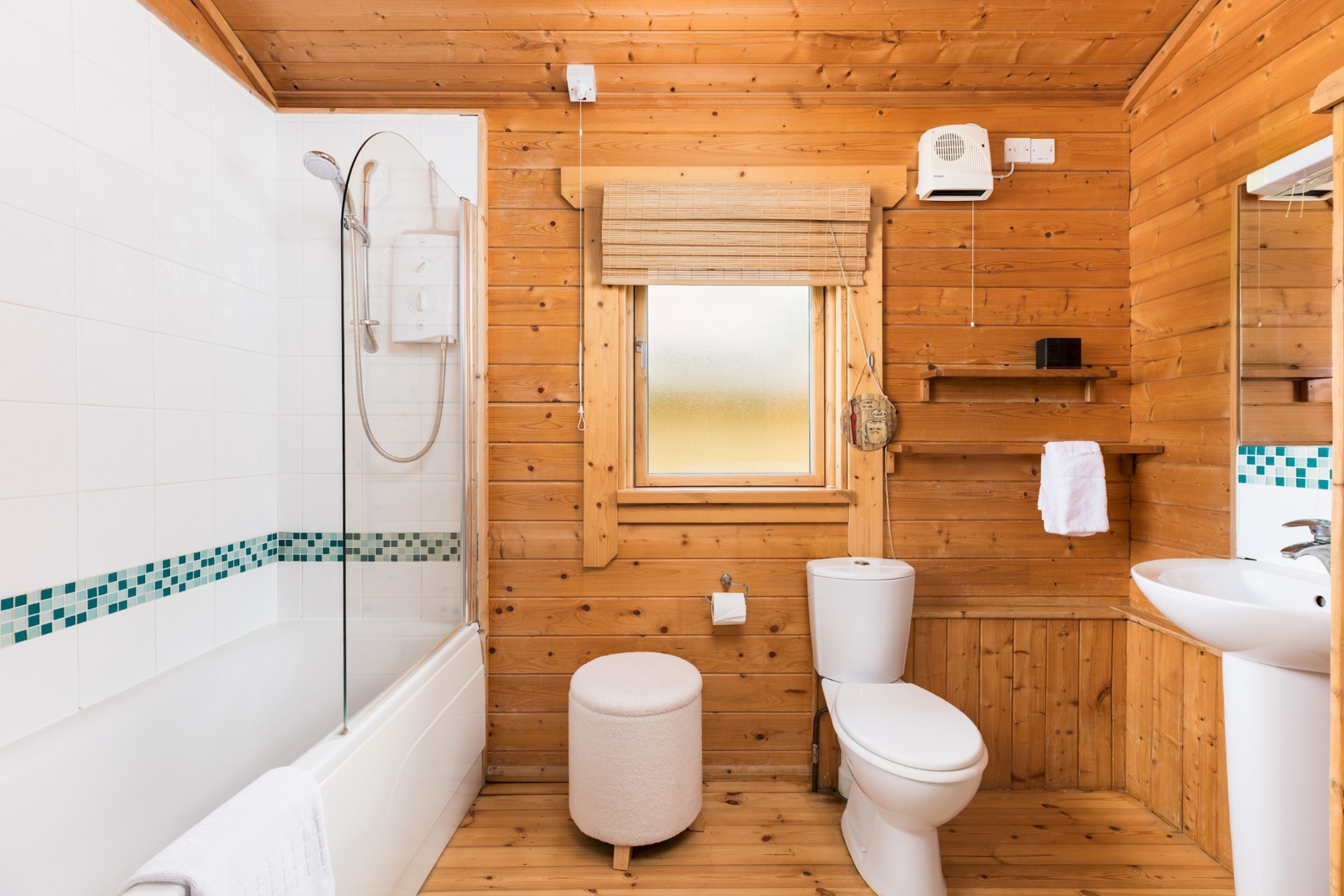 Bathroom with shower-bath inside Primrose Lodge